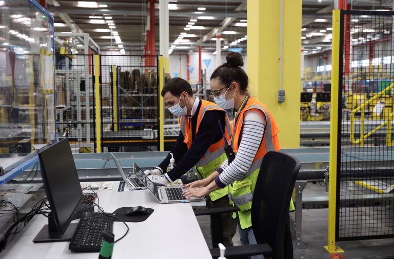 Ayuso Visita Las Instalaciones De Amazon En Alcalá De Henares (madrid)