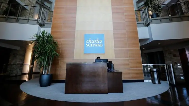Economía/finanzas. Charles Schwab Gana Más De