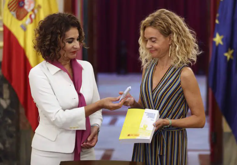 Europapress 4728787 Ministra Hacienda Maria Jesus Montero Entrega Libro Amarillo Proyecto Ley