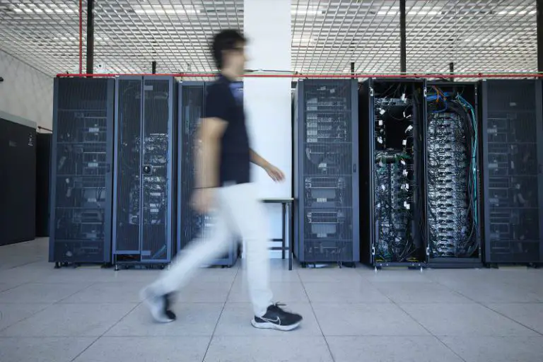 Europapress 4687692 Hombre Pasa Cluster Nodos Procesamiento Almacenamiento Comunicaciones