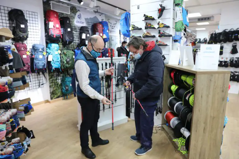 Europapress 3513504 Trabajador Tienda Venden Alquilan Material Nieve Muestra Varios Bastones