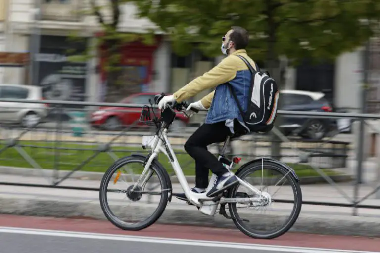 Europapress 2867198 Hombre Monta Bicicleta Bicimad Mismo Dia Ayuntamiento Madrid Reabierto
