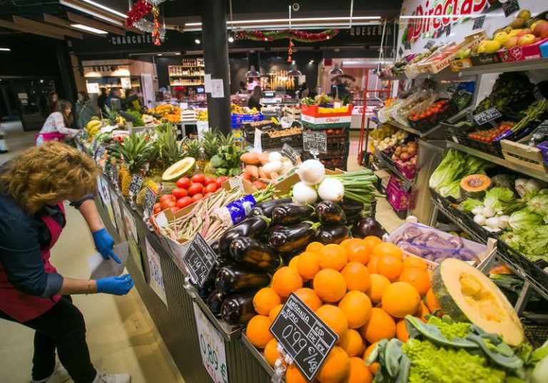 Europapress 4882719 Frutas Verduras Mercado Abastos G9 21 Diciembre 2022 Burgos Castilla Leon