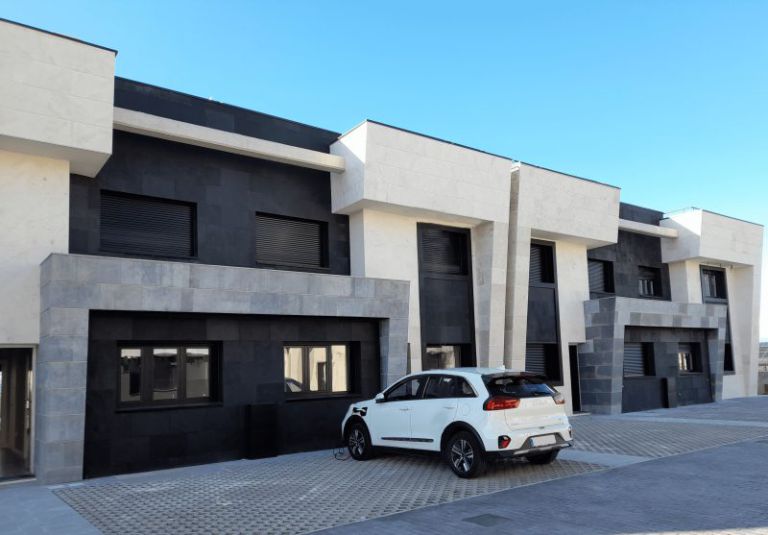 Coche Elctrico Cargando En Una Casa Geosolar De Carbono Positivo En Boadilla Del Monte