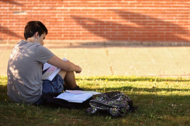 Europapress 4555801 Estudiante Repasa Apuntes Antes Comenzar Examenes Convocatoria