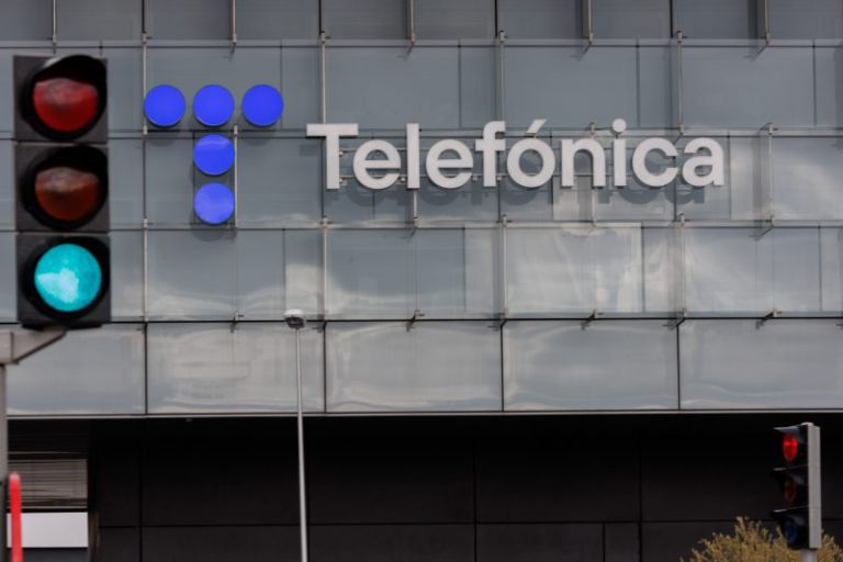 Europapress 5034935 Semaforo Verde Frente Fachada Sede Telefonica Marzo 2023 Madrid Espana