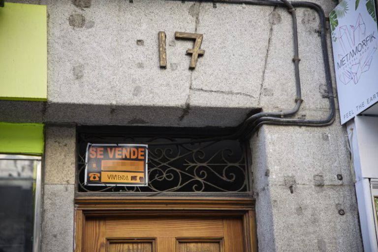 Europapress 5047648 Cartel Vivienda Venta Escaparate Barrio Almagro 12 Marzo 2023 Madrid Espana
