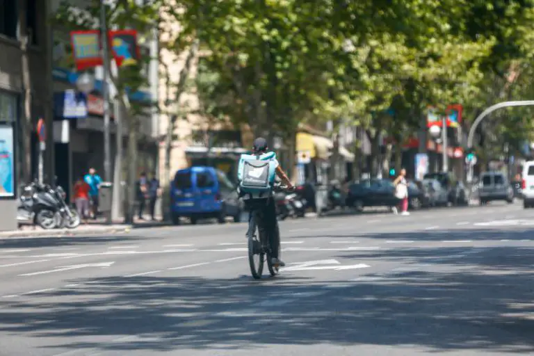 Europapress 2307737 Rider Compania Comida Domicilio Deliveroo Circula Bicicleta Calle Madrid