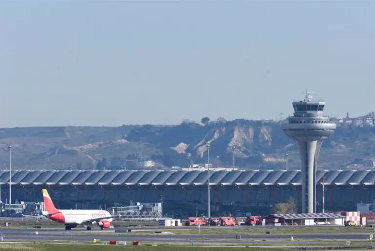 Ep Archivo Un Avion Aparcado En La Pista En El Aeropuerto Adolfo Suarez Madrid Barajas A 8 De