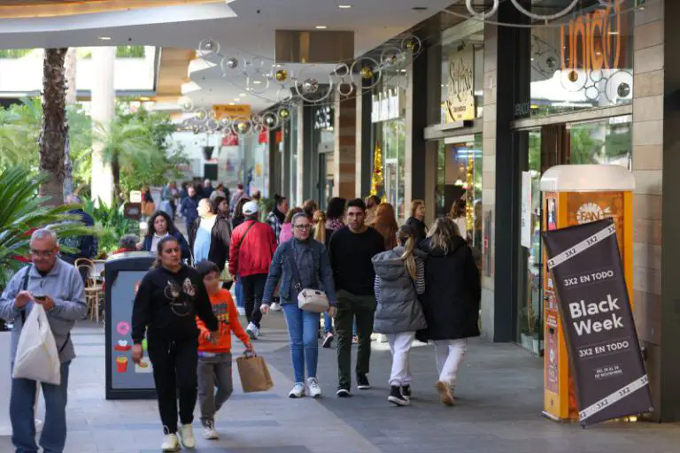 Europapress 5597056 Varias Personas Van Compras Black Friday Centro Comercial Fan Mallorca