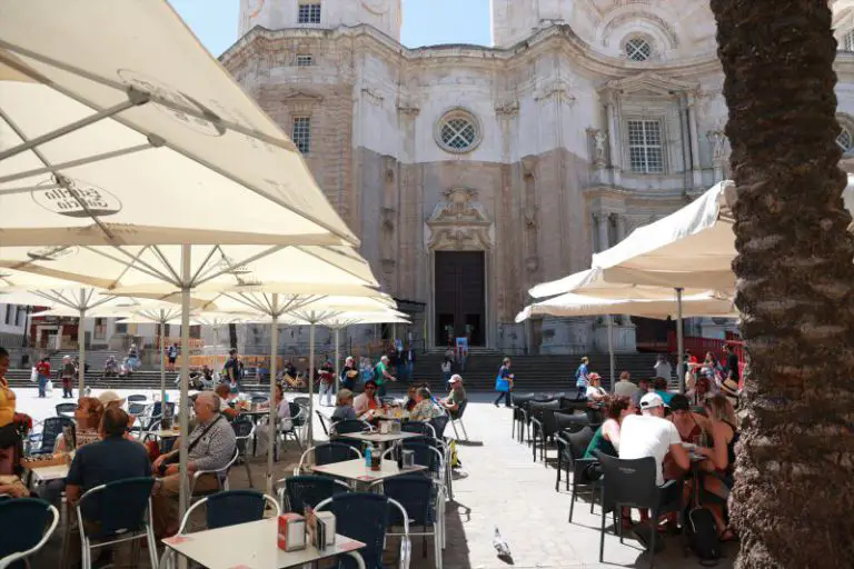 Europapress 5953153 Terrazas Bares Plaza Catedral Cadiz