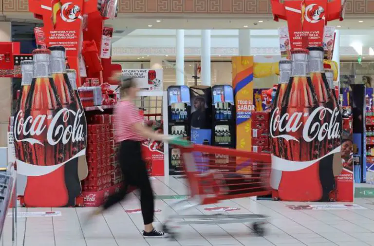 Europapress 6051795 Supermercado Decorado Coca Cola
