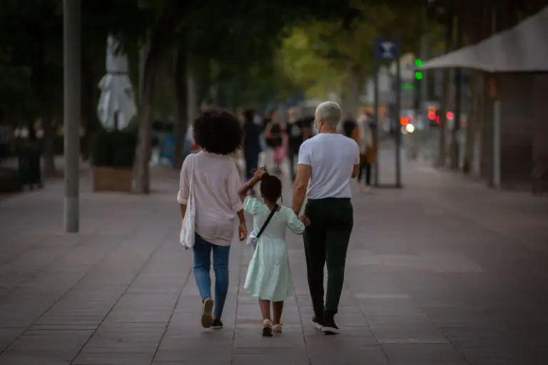 Europapress 3255840 Dos Padres Hija Paseando Barcelona