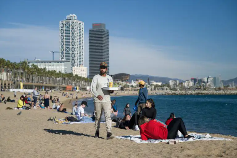 Europapress 4888441 Camarero Lleva Bebidas Personas Disfrutan Altas Temperaturas Playa