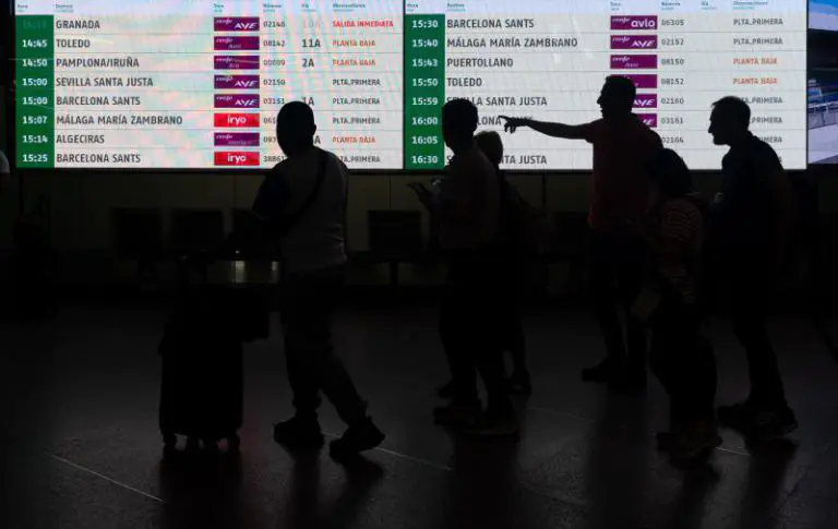 Europapress 6059809 Varias Personas Estacion Trenes Puerta Atocha Almudena Grandes 28 Junio