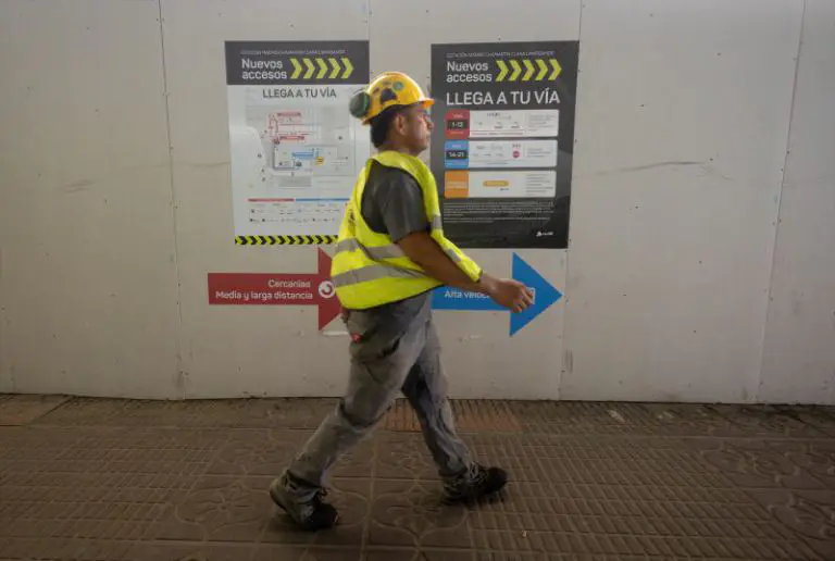 Europapress 6092476 Trabajador Camina Instalaciones Estacion Chamartin 16 Julio 2024 Madrid