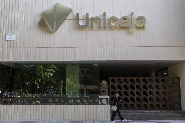 Europapress 6024646 Unicaja Ofrece 400 Euros Domiciliar Nomina Pension