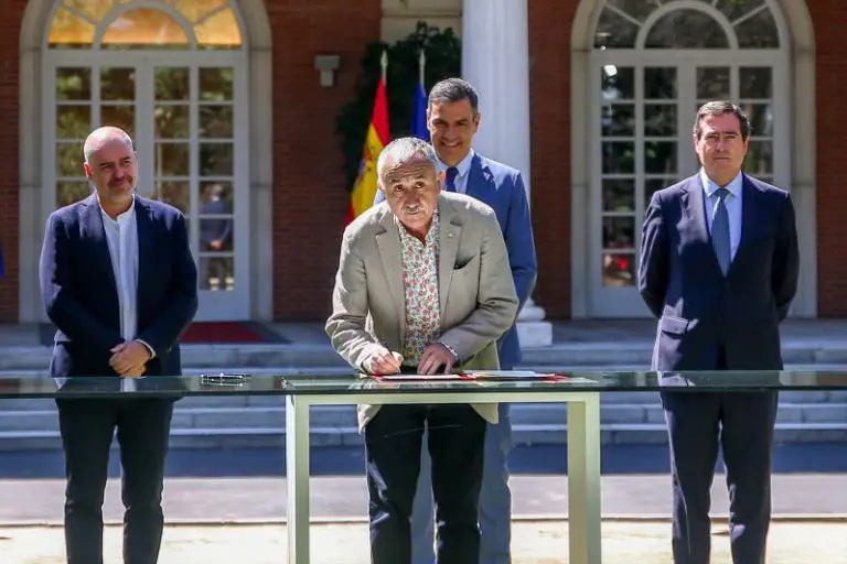 Europapress 3820875 Secretario General Ugt Pepe Alvarez Firma Acuerdo Ejecutivo Nacional