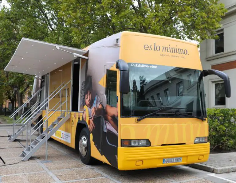 Europapress 4751701 Vista Fuera Autobus Informativo Ingreso Minimo Vital Sede Ministerio
