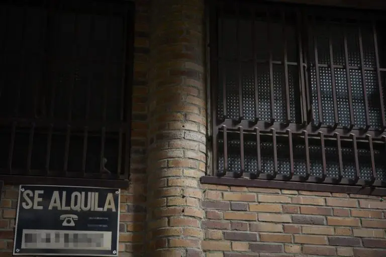 Europapress 5047665 Carteles Alquila Barrio Almagro 12 Marzo 2023 Madrid Espana Precio Vivienda