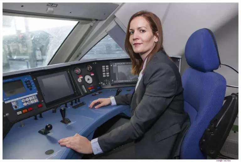 Europapress 5829009 Maquinista Renfe Locomotora Tren