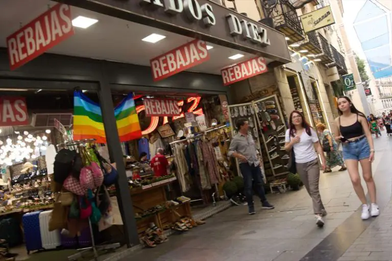 Europapress 6058114 Varias Personas Caminan Bolsas Comienzo Rebajas Verano Centro Madrid
