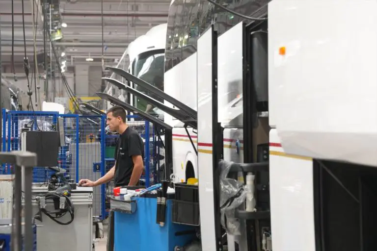 Europapress 6081433 Hombre Trabaja Vehiculo Irizar Visita Instalaciones Empresa 10 Julio