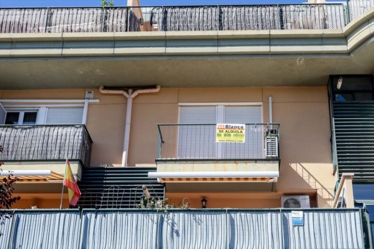 Europapress 5368073 Balcon Anuncio Alquiler Vivienda Agosto 2023 Madrid Espana Compraventa