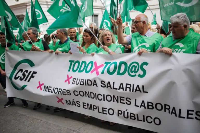 Europapress 6056852 Varias Personas Pancarta Concentracion Csif Frente Ministerio Hacienda