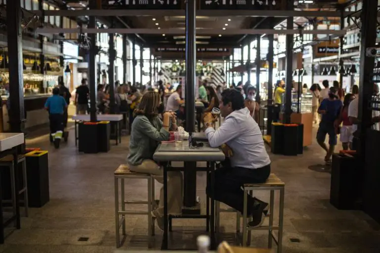 Europapress 3822644 Dos Personas Sentadas Mesa Reapertura Mercado San Miguel Julio 2021 Madrid