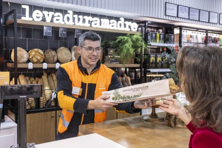 Europapress 6494266 Estacion Servicio Repsol Corner Levaduramadre Vende Pan Artesano