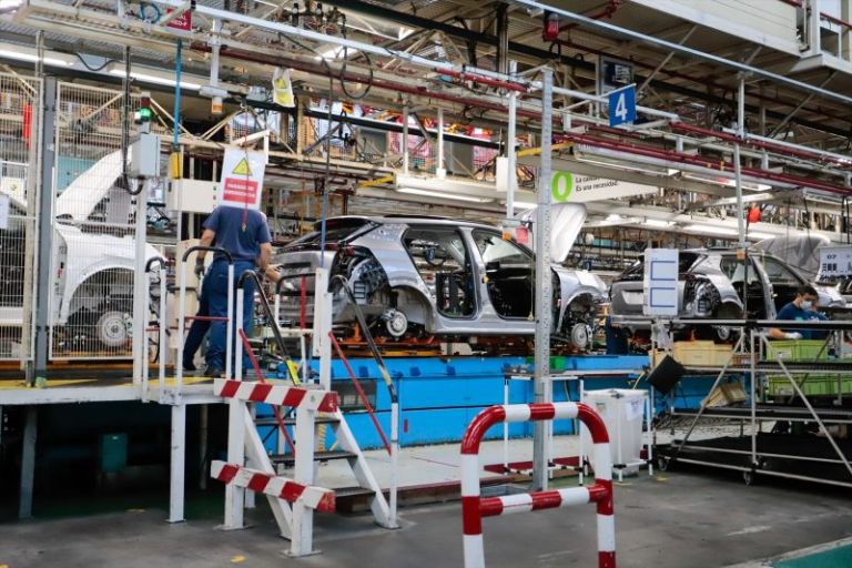 Europapress 3939356 Operario Trabaja Vehiculo Sede Stellantis Dia Vicepresidenta Primera