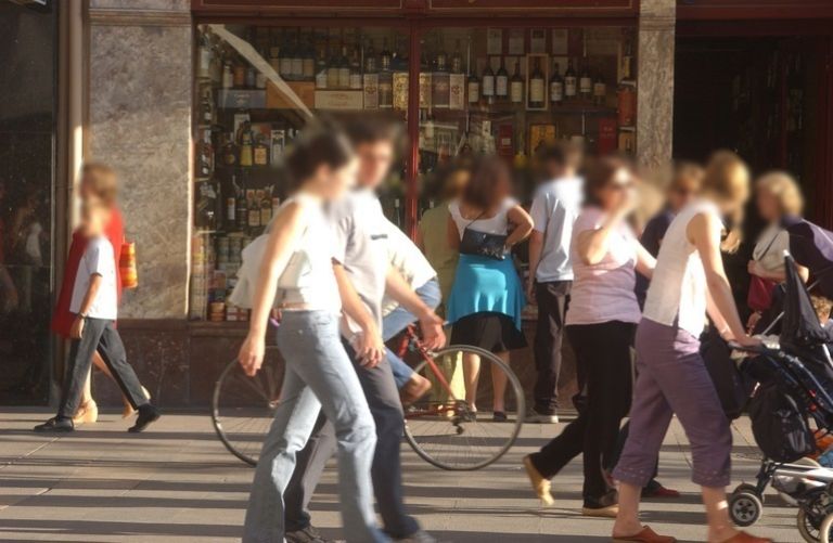 Gente Paseando Por La Calle En Vizcaya