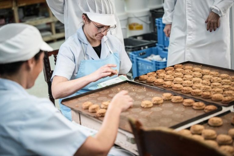 Europapress 6385725 Trabajadoras Haciendo Mantecados Fabrica Colchona 04 Diciembre 2024 Estepa