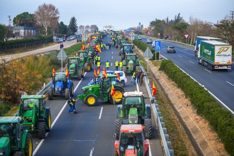 Ep Tractores Cortan Autovia A4 Manana Hoy Febrero 2024 Sevilla Andalucia Foto Francisco J Olmo