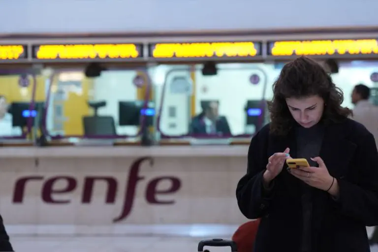 Europapress 7245626 Persona Espera Estacion Sants 26 Enero 2026 Barcelona Catalunya Espana