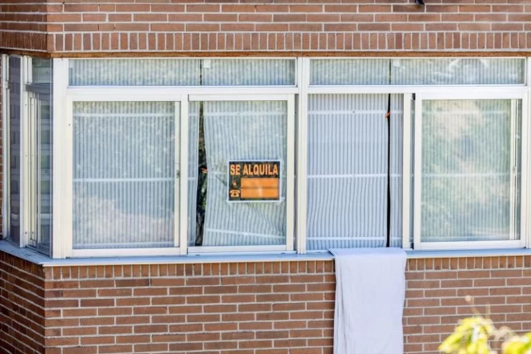 Europapress 6959101 Cartel Anuncia Alquila Vivienda 16 Septiembre 2025 Madrid Espana Precio