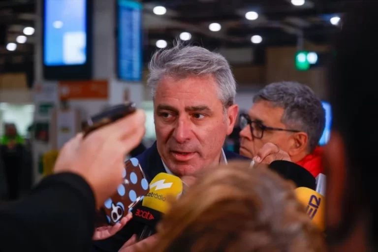 Europapress 7244410 Portavoz Renfe Cataluna Antonio Carmona Atiende Medios Estacion Sants