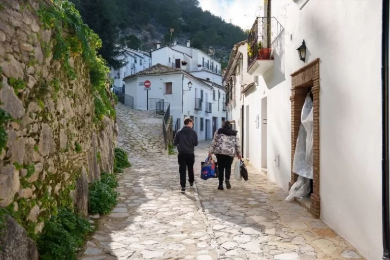Europapress 7298276 Agentes Guardia Civil Ordena Llegada Primeros Vecinos Desalojados Grazalema