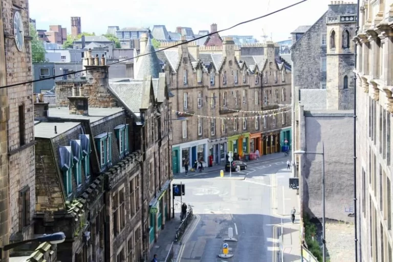 Dest Scotland Edinburgh Gettyimages 880844968 Universal Within Usage Period