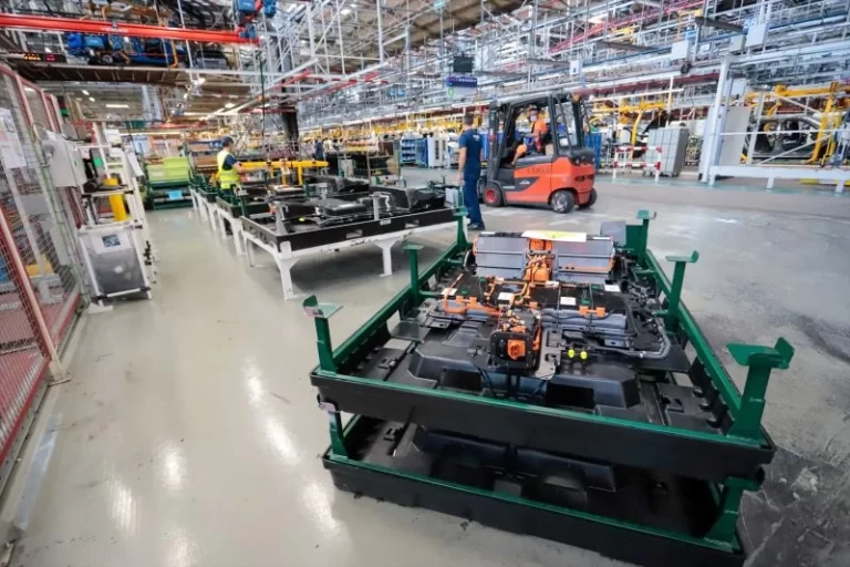 Europapress 3939354 Varios Operarios Trabajan Sede Stellantis Dia Vicepresidenta Primera