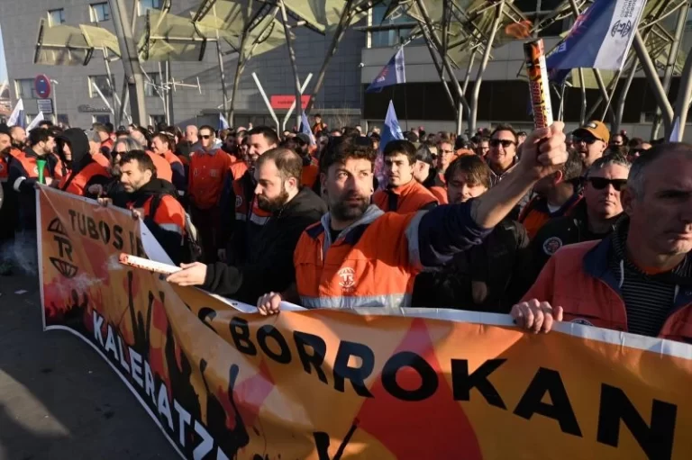 Europapress 7322586 Trabajadores Tubos Reunidos Concentran Contra Ere Frente Palacio Euskalduna