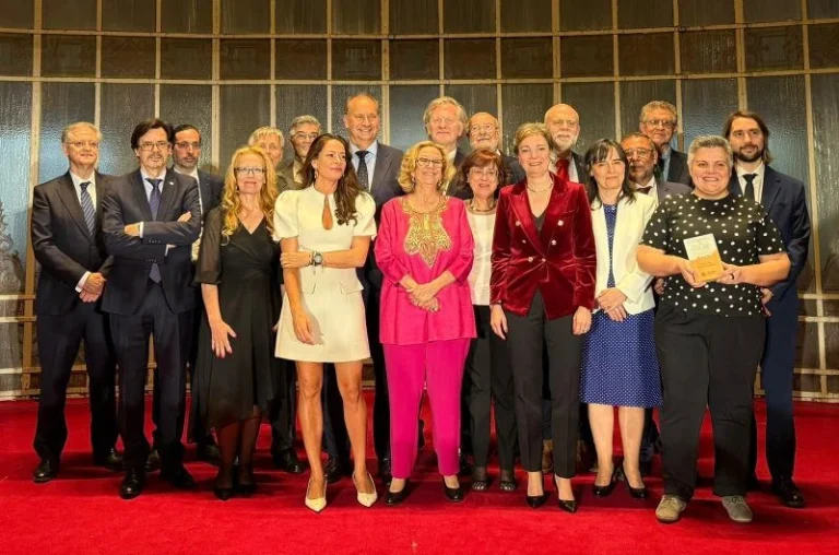 Foto Familia X Noche Telecomunicaciones