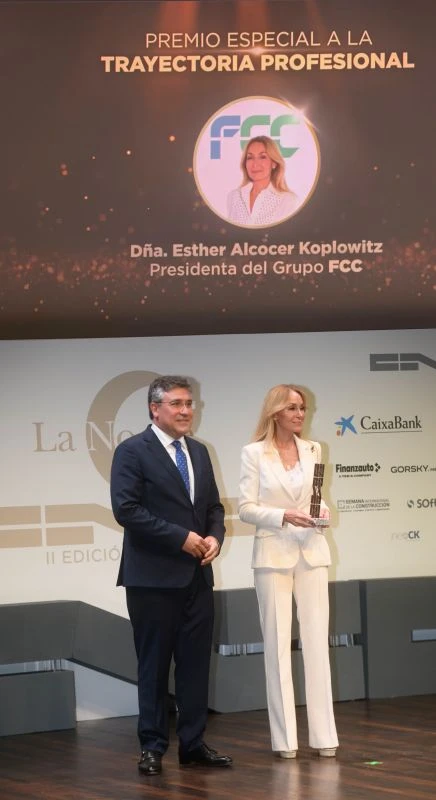 Esther Alcocer Koplowitz Presidenta Del Grupo Fcc Recogi El Premio De Manos De Pedro Fernndez Aln Presidente De La Cnc
