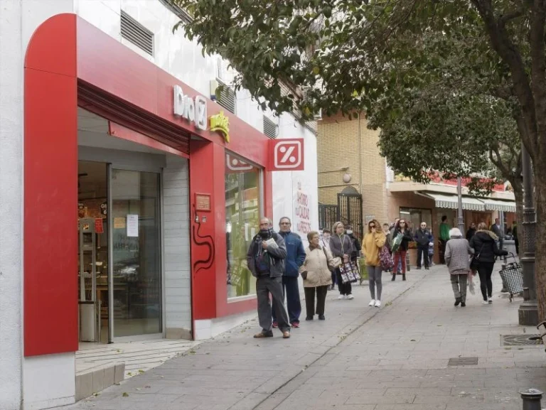 Europapress 2720284 Varias Personas Hacen Cola Supermercado Dia Primera Hora Manana Respetando