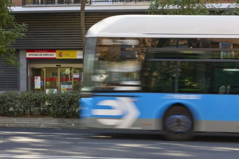 Europapress 4598616 Autobus Le Empresa Municipal Transportes Pasa Delante Oficina Empleo