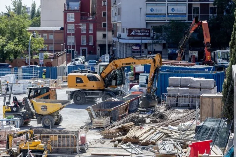 Europapress 6983716 Maquinas Excavadoras Obra Zona Ventas 26 Septiembre 2025 Madrid Espana