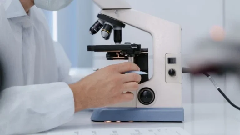 Europapress 6804208 Microscopio Laboratorio