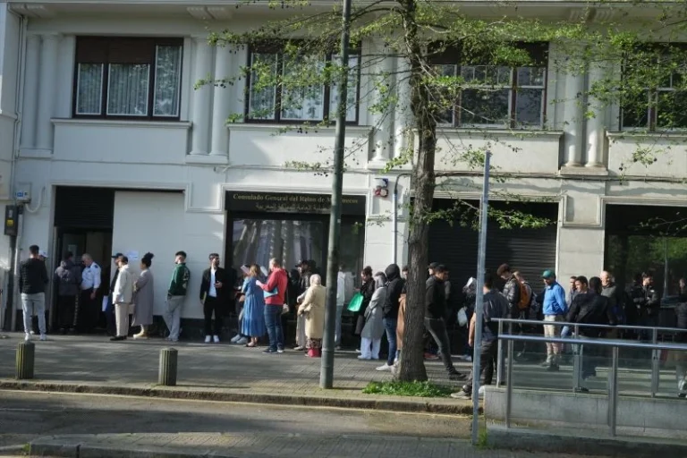 Europapress 7454128 Varias Personas Hacen Cola Consulado General Reino Marruecos 20 Abril