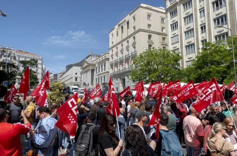 Europapress 7480513 Varias Personas Pancartas Banderas Concentracion Organizada Ccoo Exigir